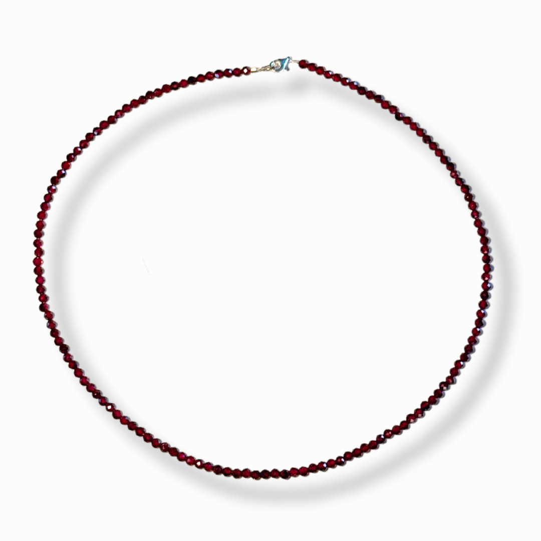 Feine Halskette aus tiefroten, facettiertem Granat, elegant schimmernd