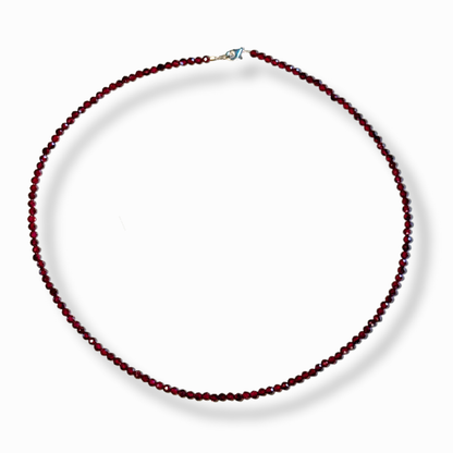 Feine Halskette aus tiefroten, facettiertem Granat, elegant schimmernd