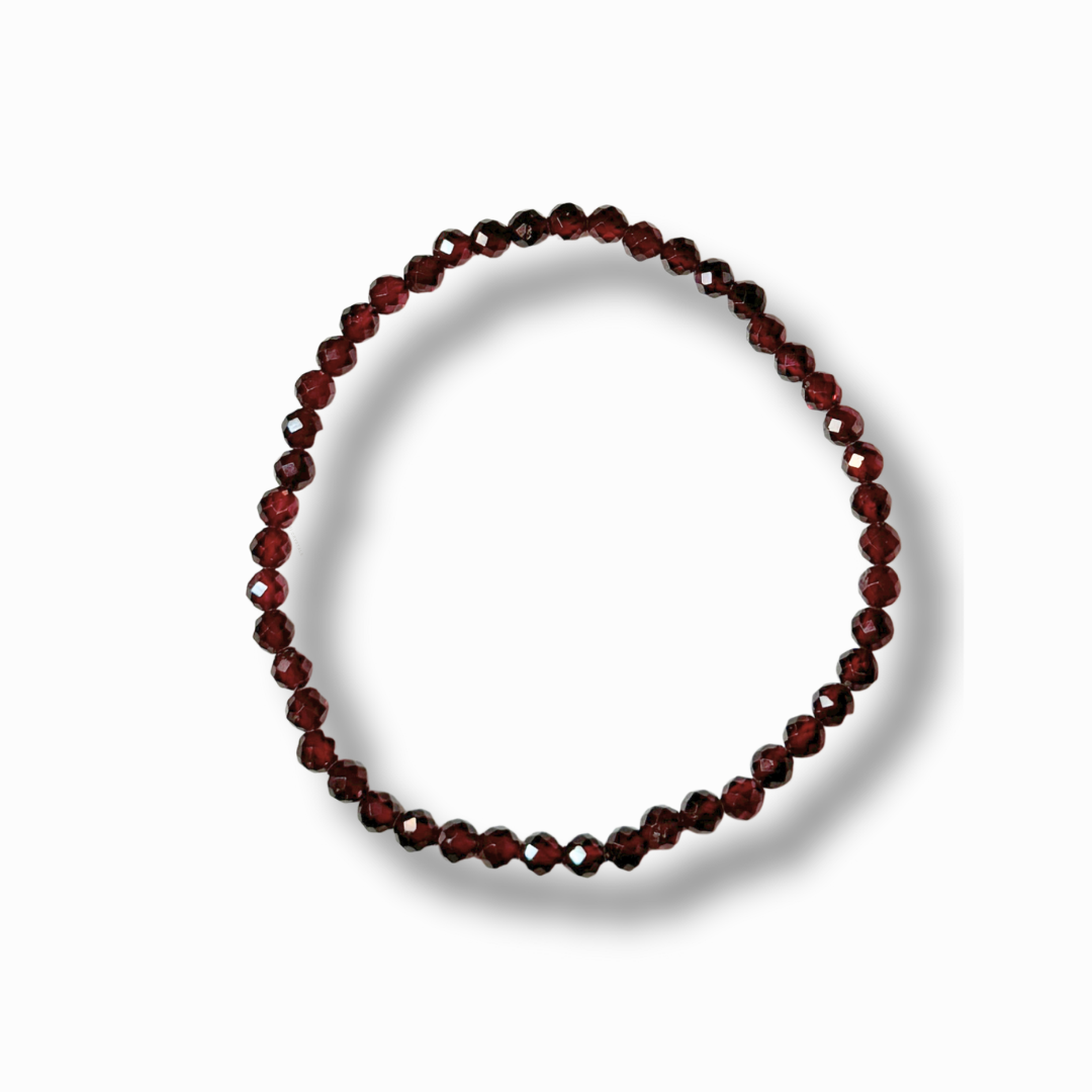 Armband mit facettiertenGranatkugeln - dunkelroter Edelstein mit elegantem Funkeln.