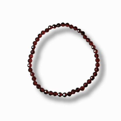 Armband mit facettiertenGranatkugeln - dunkelroter Edelstein mit elegantem Funkeln.