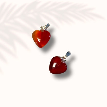 Herzförmiger Karneol-Anhänger aus natürlichem Edelstein, ca. 1 cm groß – orange-rötliche Farbe mit sanftem Glanz