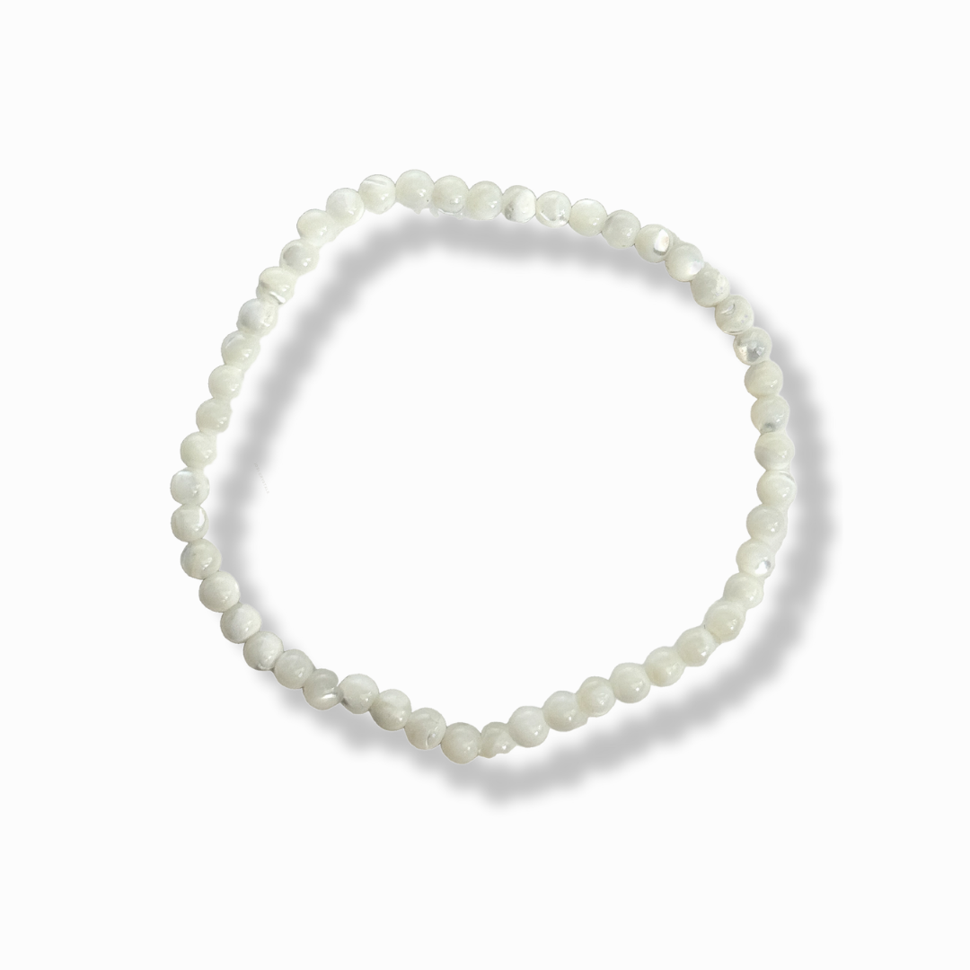 Kugelarmband mit polierten Perlmuttperlen.