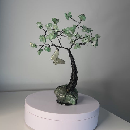Handgemachter Edelsteinbaum Aventurin und schwarzem Draht mit einem Labradorit geschliffenen Schmetterling. Tolle Dekoration, perfektes Geschenk.