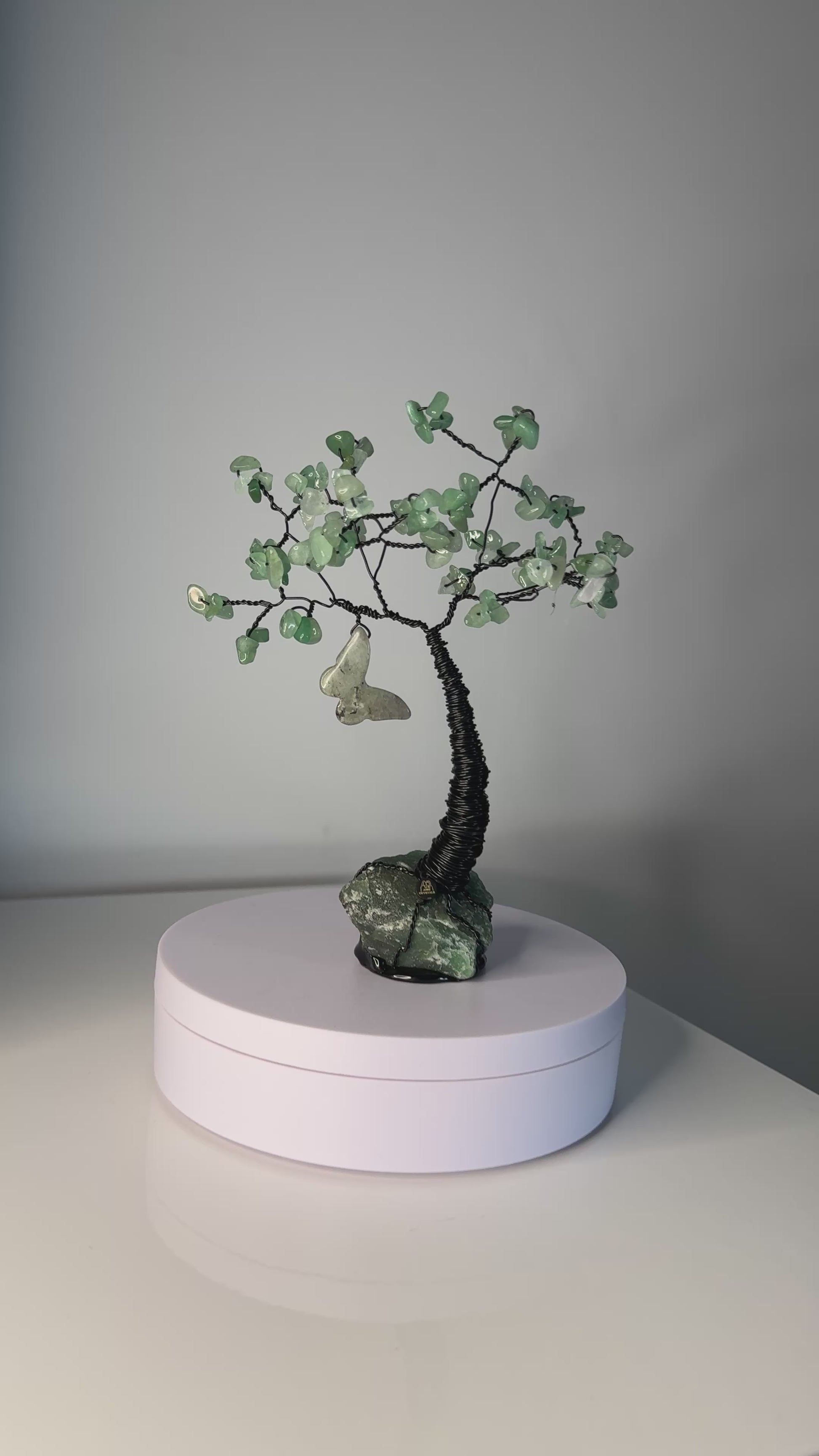 Handgemachter Edelsteinbaum Aventurin und schwarzem Draht mit einem Labradorit geschliffenen Schmetterling. Tolle Dekoration, perfektes Geschenk.