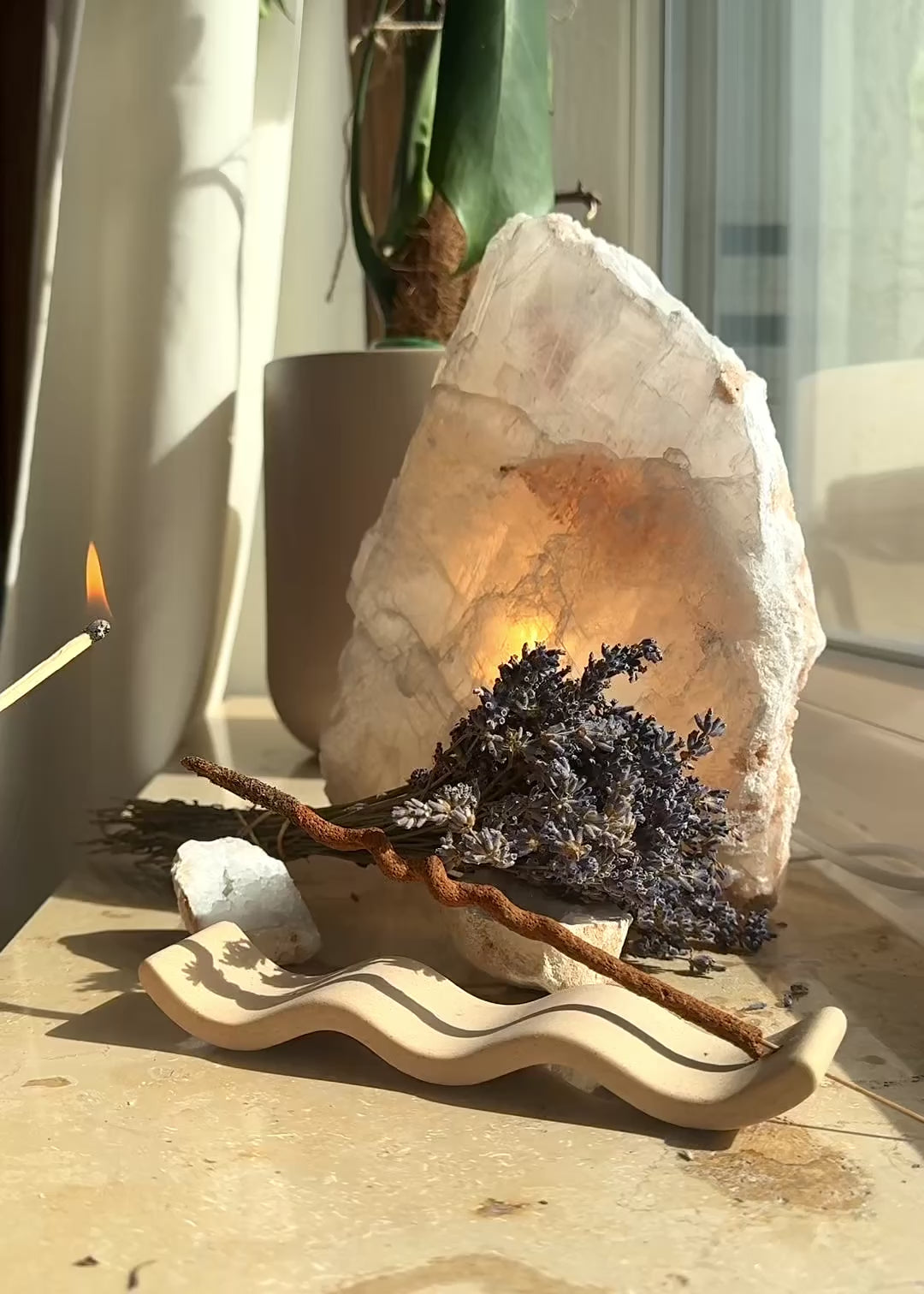 Premium Räucherstäbchen Seelenkompass wird angezündet und es wird geräuchert