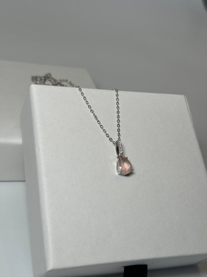 Zarte Halskette mit Rosenquarz und Zirkonia-Tropfenanhänger an Silber Kette.